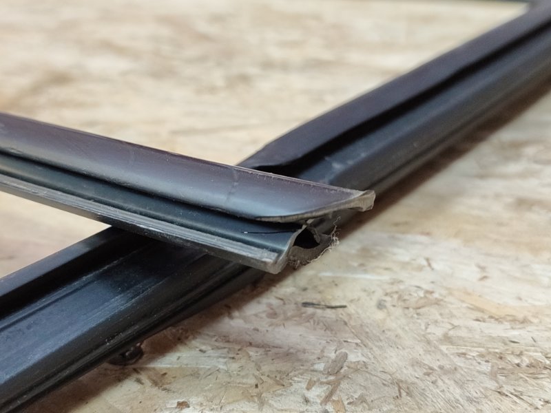 Уплотнитель стекла     двери