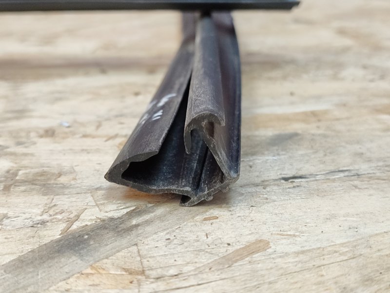 Уплотнитель стекла     двери