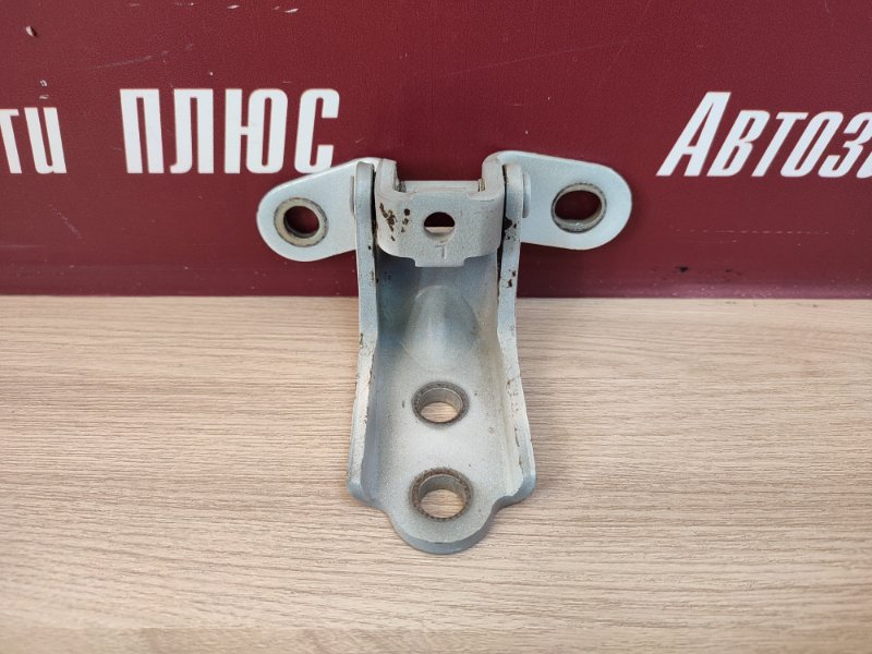 Петля двери