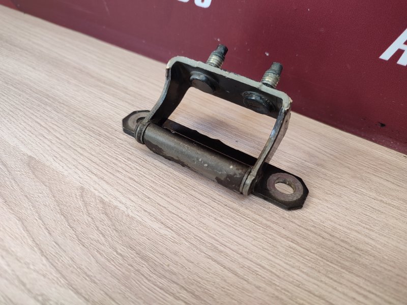 Петля двери багажника