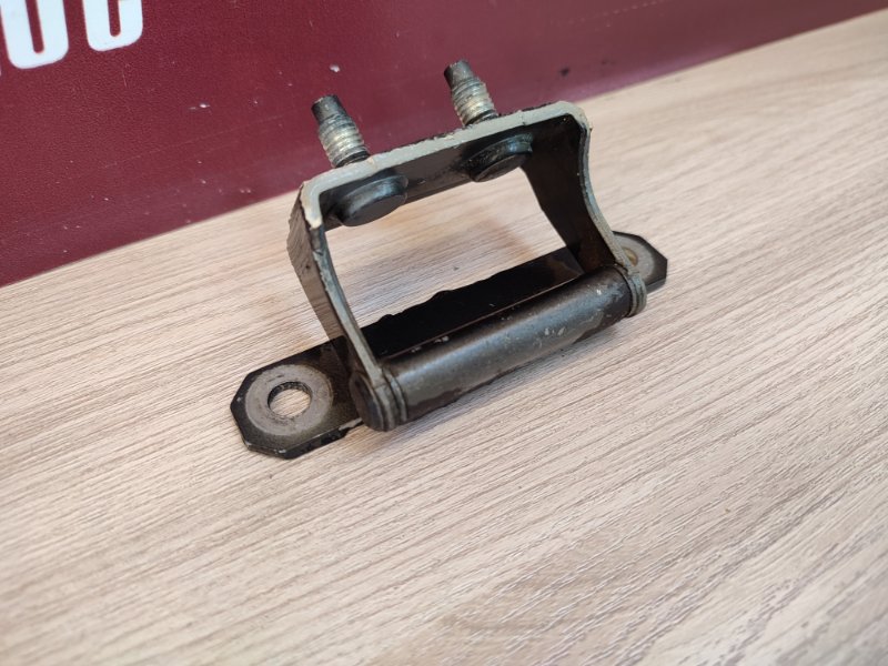 Петля двери багажника