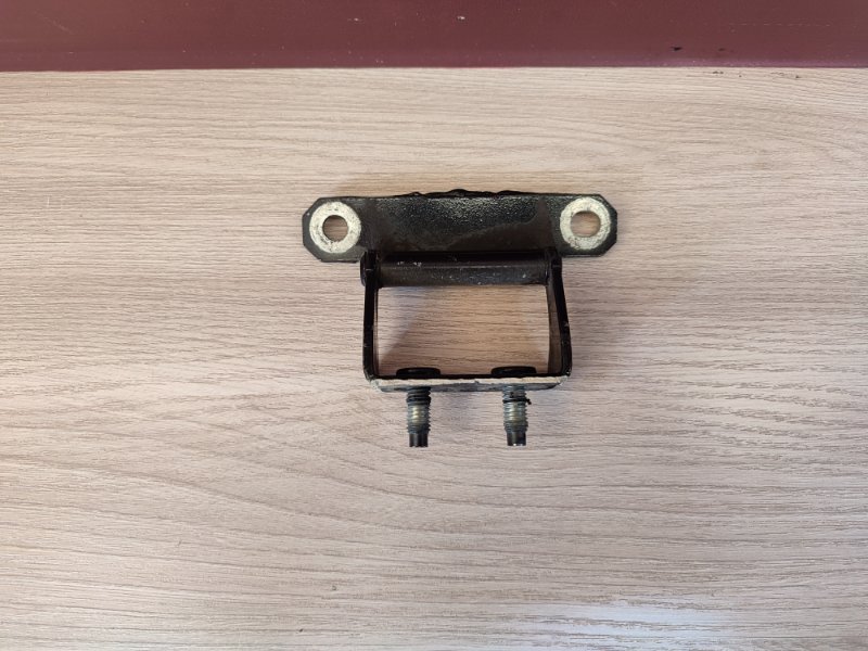 Петля двери багажника