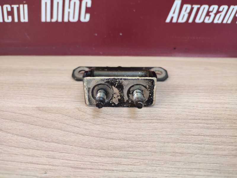 Петля двери багажника