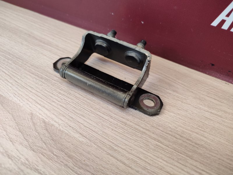 Петля двери багажника