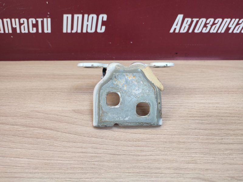 Петля двери