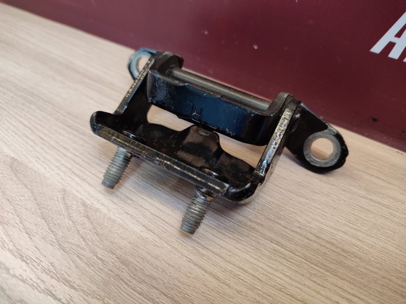 Петля двери