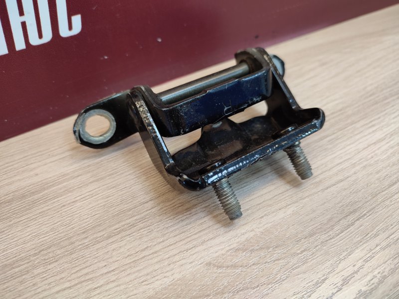 Петля двери