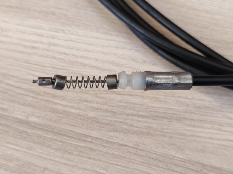 Трос лючка бензобака