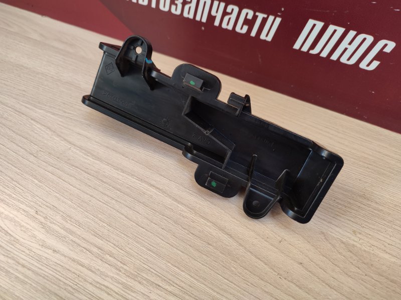 Крышка салонного фильтра