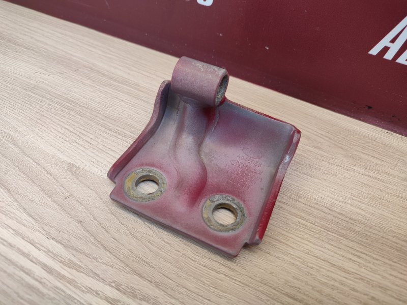 Петля двери