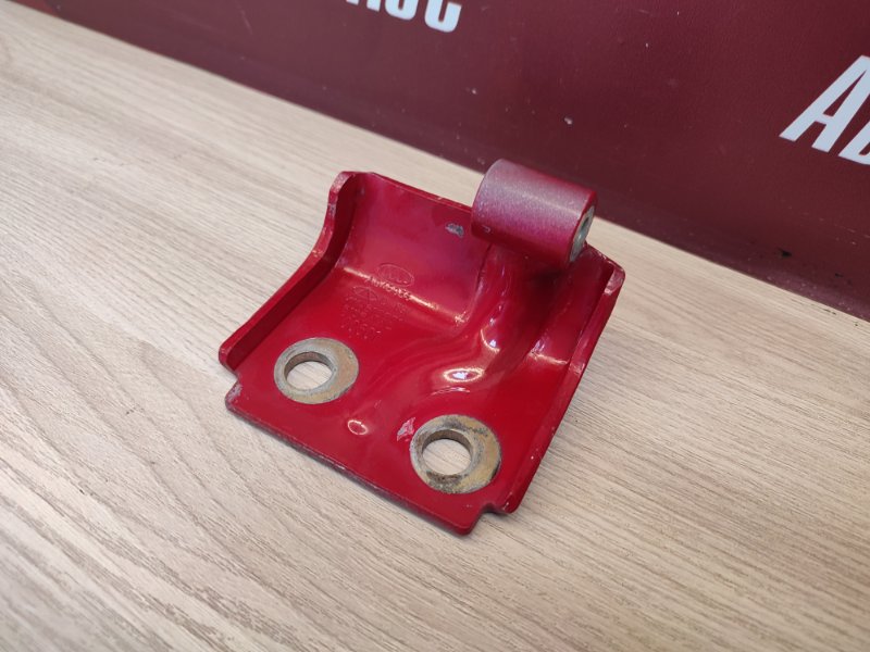 Петля двери