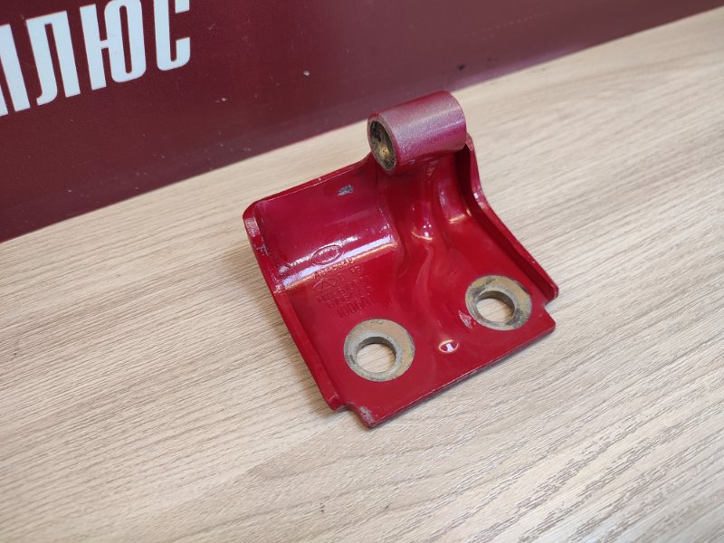 Петля двери