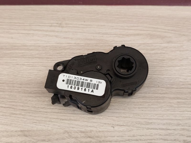 Сервопривод заслонки печки