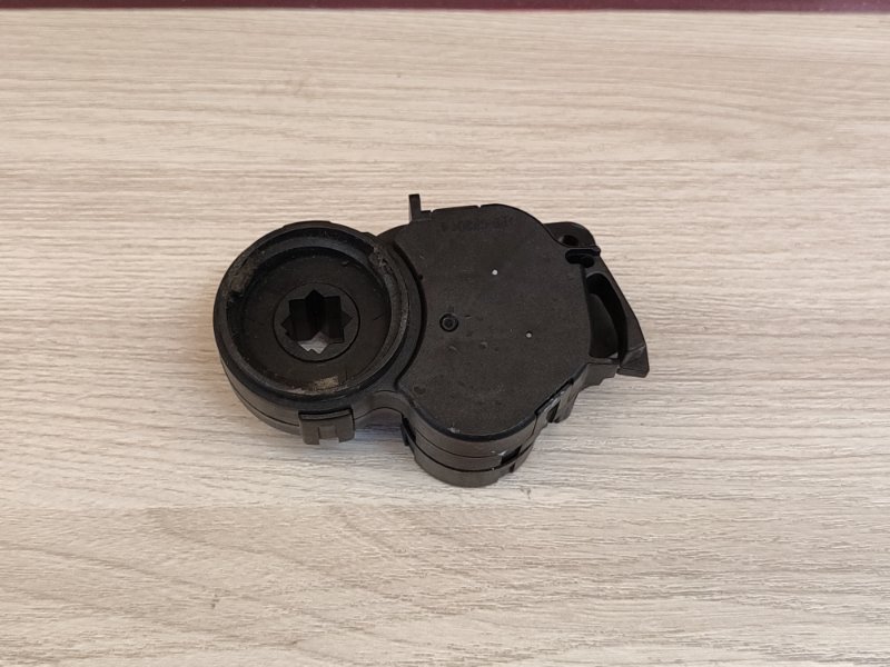 Сервопривод заслонки печки