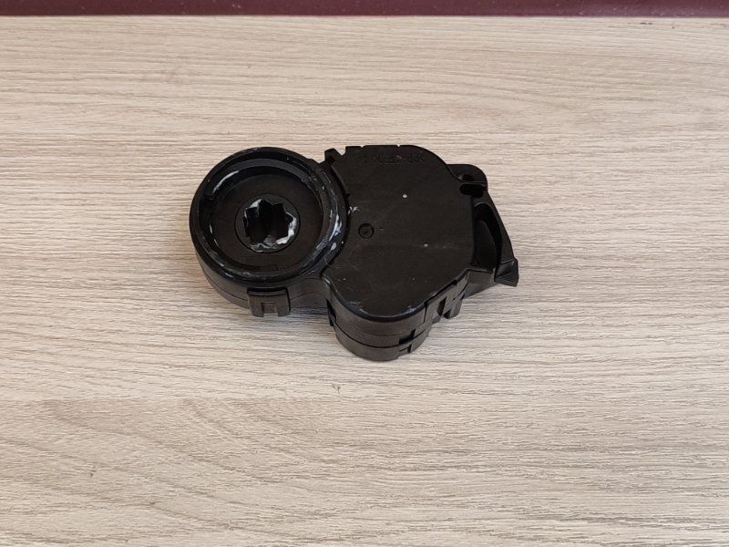 Сервопривод заслонки печки