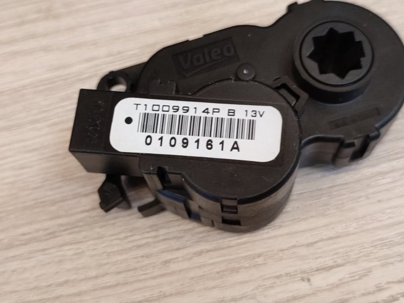 Сервопривод заслонки печки