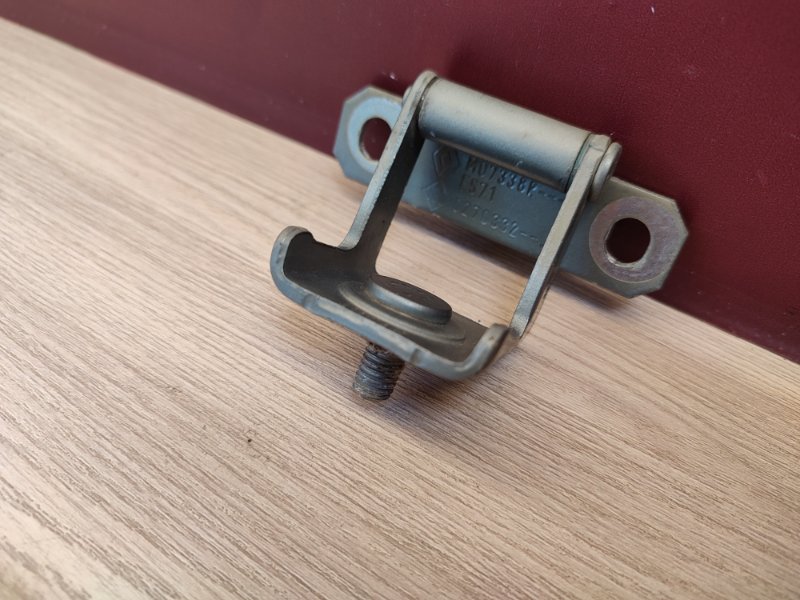 Петля багажника