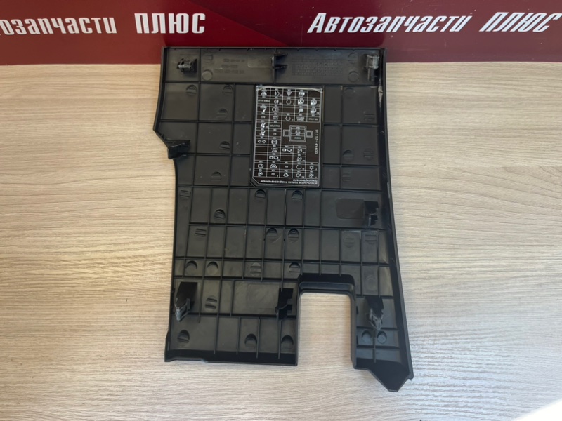 Крышка блока предохранителей салона