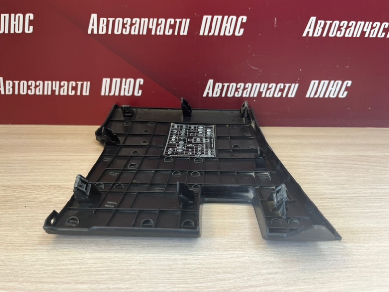 Крышка блока предохранителей салона