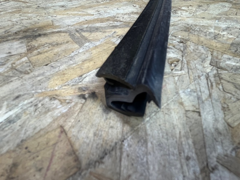 Уплотнитель стекла двери внешний