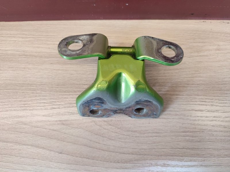 Петля двери