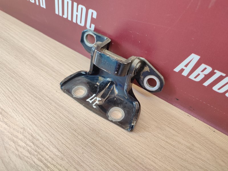 Петля двери