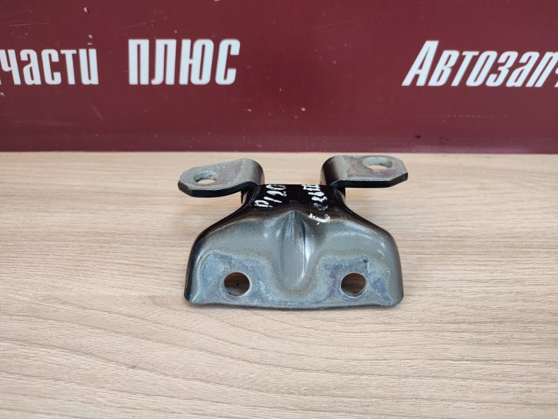 Петля двери