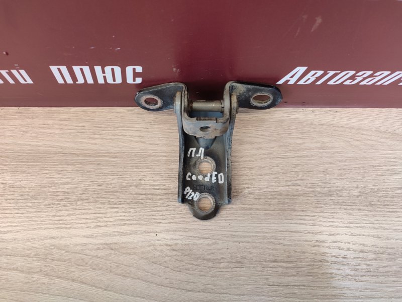 Петля двери