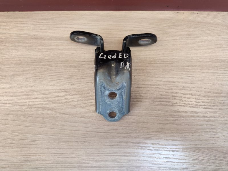 Петля двери