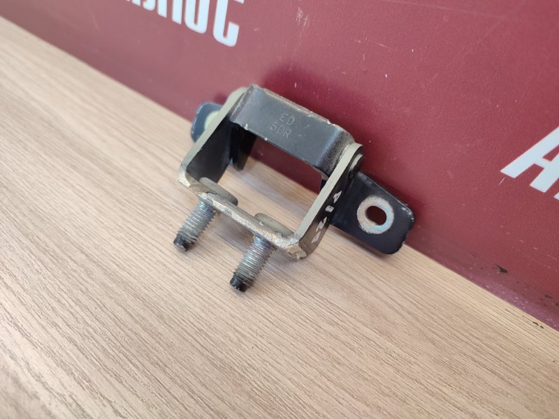 Петли крышки багажника