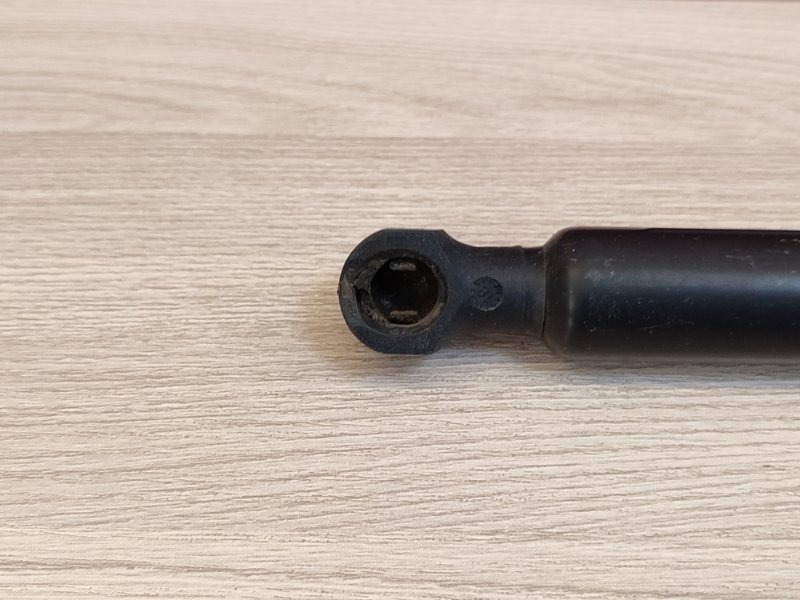 Амортизатор багажника