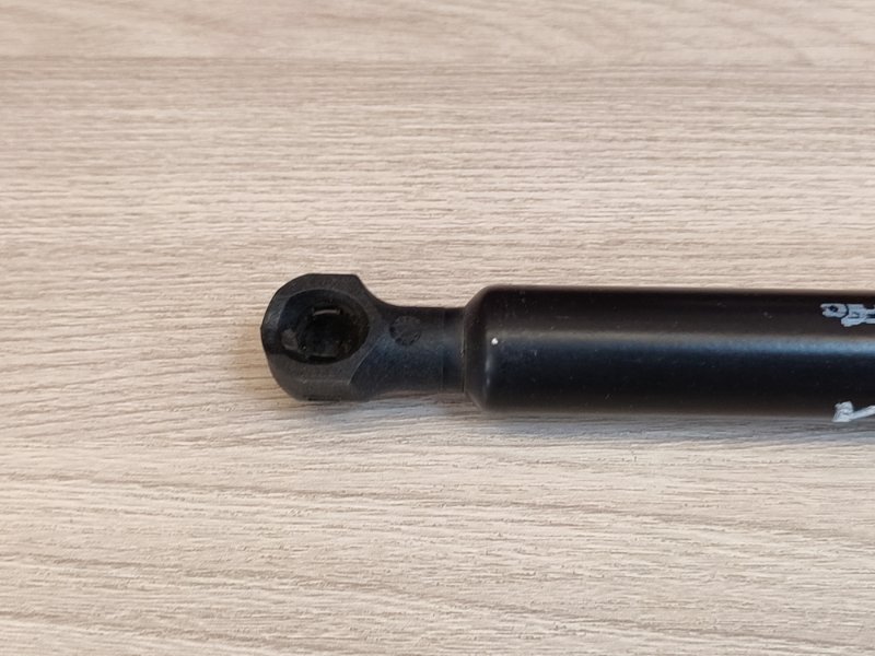 Амортизатор багажника