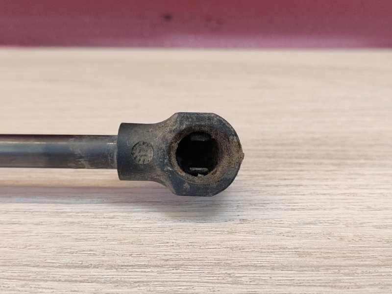 Амортизатор багажника