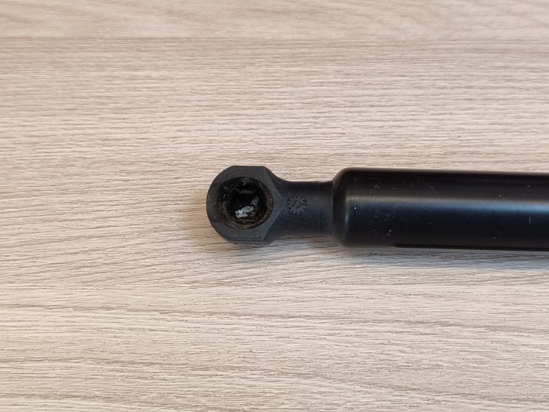 Амортизатор багажника