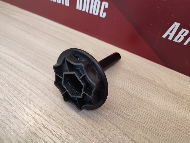 Крепление запасного колеса