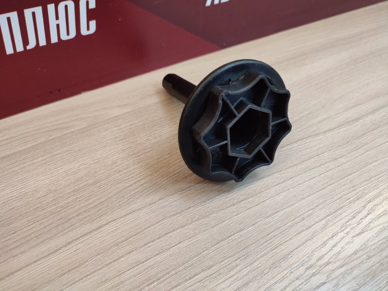 Крепление запасного колеса