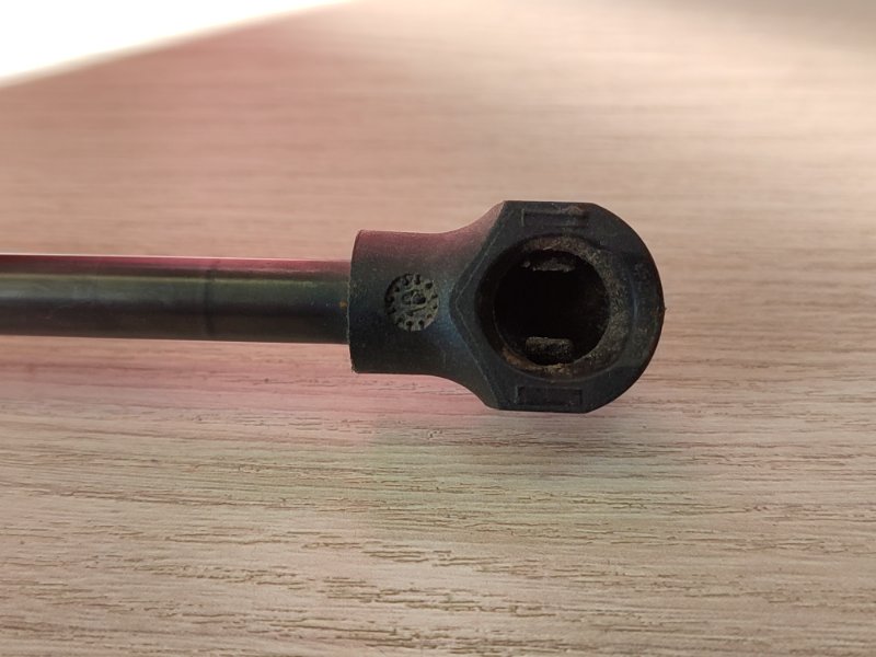 Амортизатор багажника