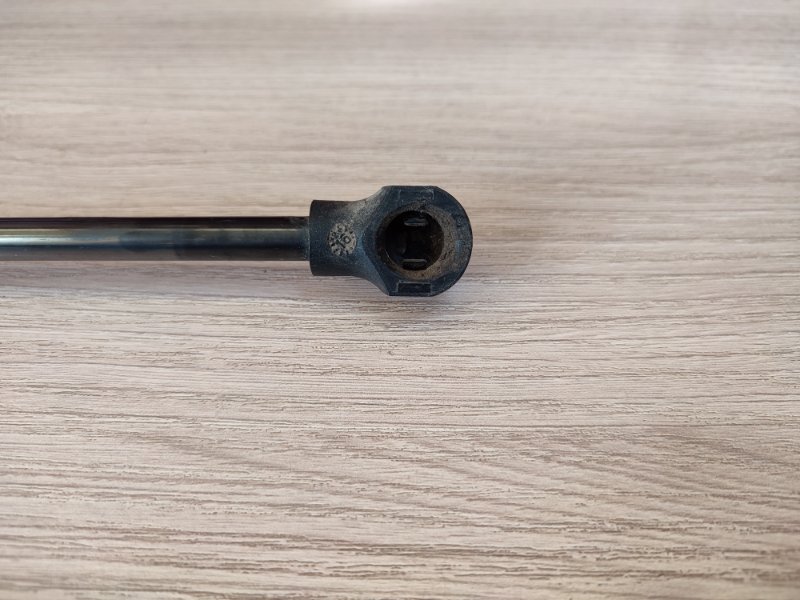 Амортизатор багажника