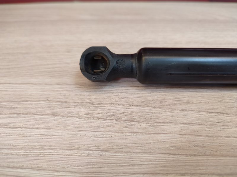 Амортизатор багажника