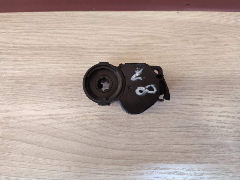 Сервопривод заслонки печки