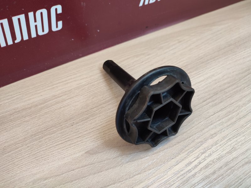 Крепление запасного колеса