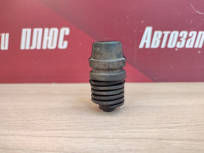 Отбойник капота