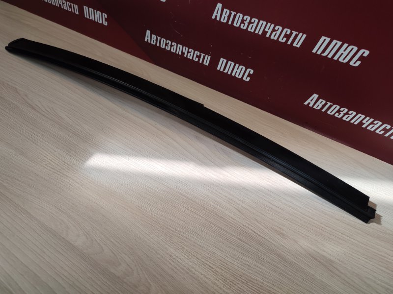 Направляющая стекла двери