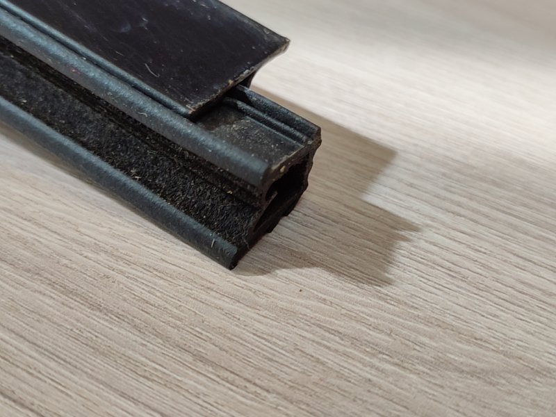 Направляющая стекла двери