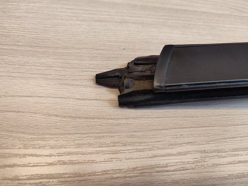 Направляющая стекла двери