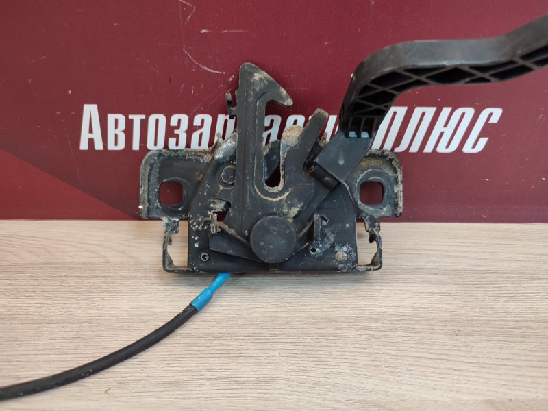 Замок капота