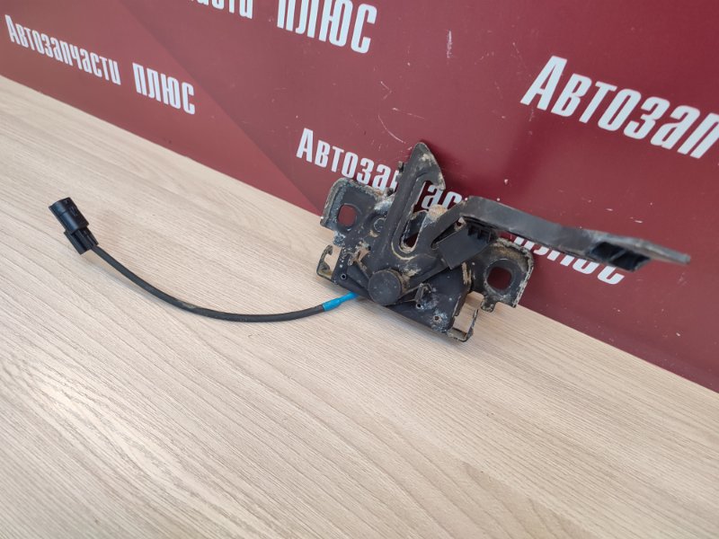 Замок капота