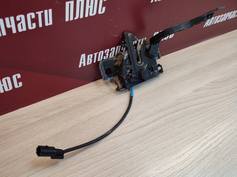 Замок капота