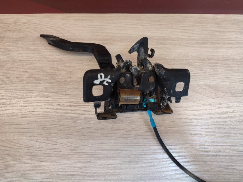 Замок капота