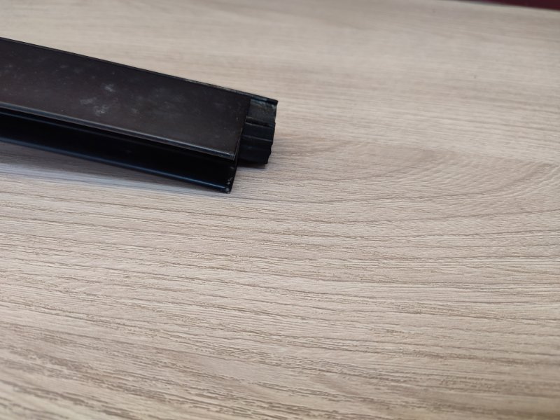 Направляющая стекла двери